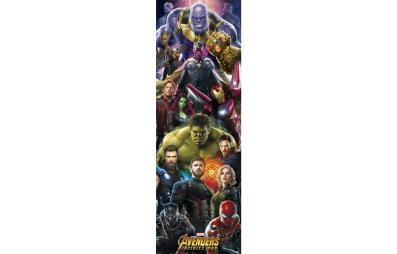 Bild på musmatta Dörrposter Avengers: Infinity war i färgen Grön, Röd, Blå från Marvel mot vit bakgrund.