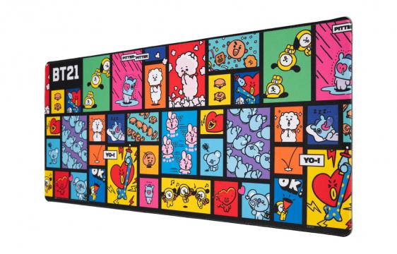 Bild på musmatta BT21 i färgerna Blå, Orange, Röd och Svart mot vit bakgrund.