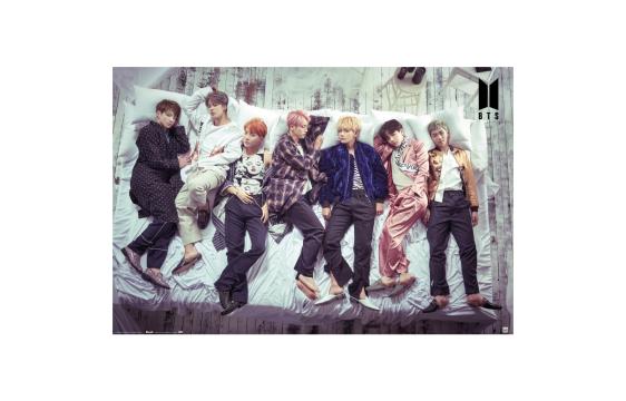 Bild på musmatta Poster BTS – Säng i färgen Vit, Blå, Svart från BTS mot vit bakgrund.