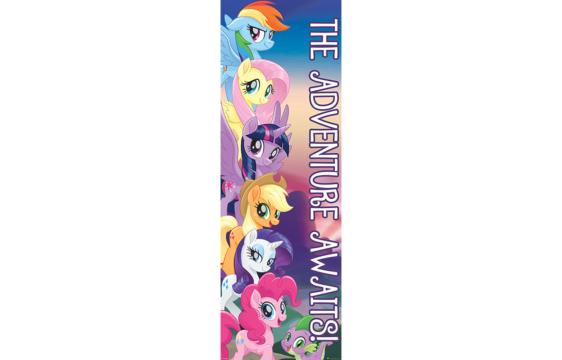 Bild på musmatta Dörrposter My Little Pony The Adventure Awaits i färgen Blå, Rosa, Gul, Vit, Lila från My Little Pony mot vit bakgrund.